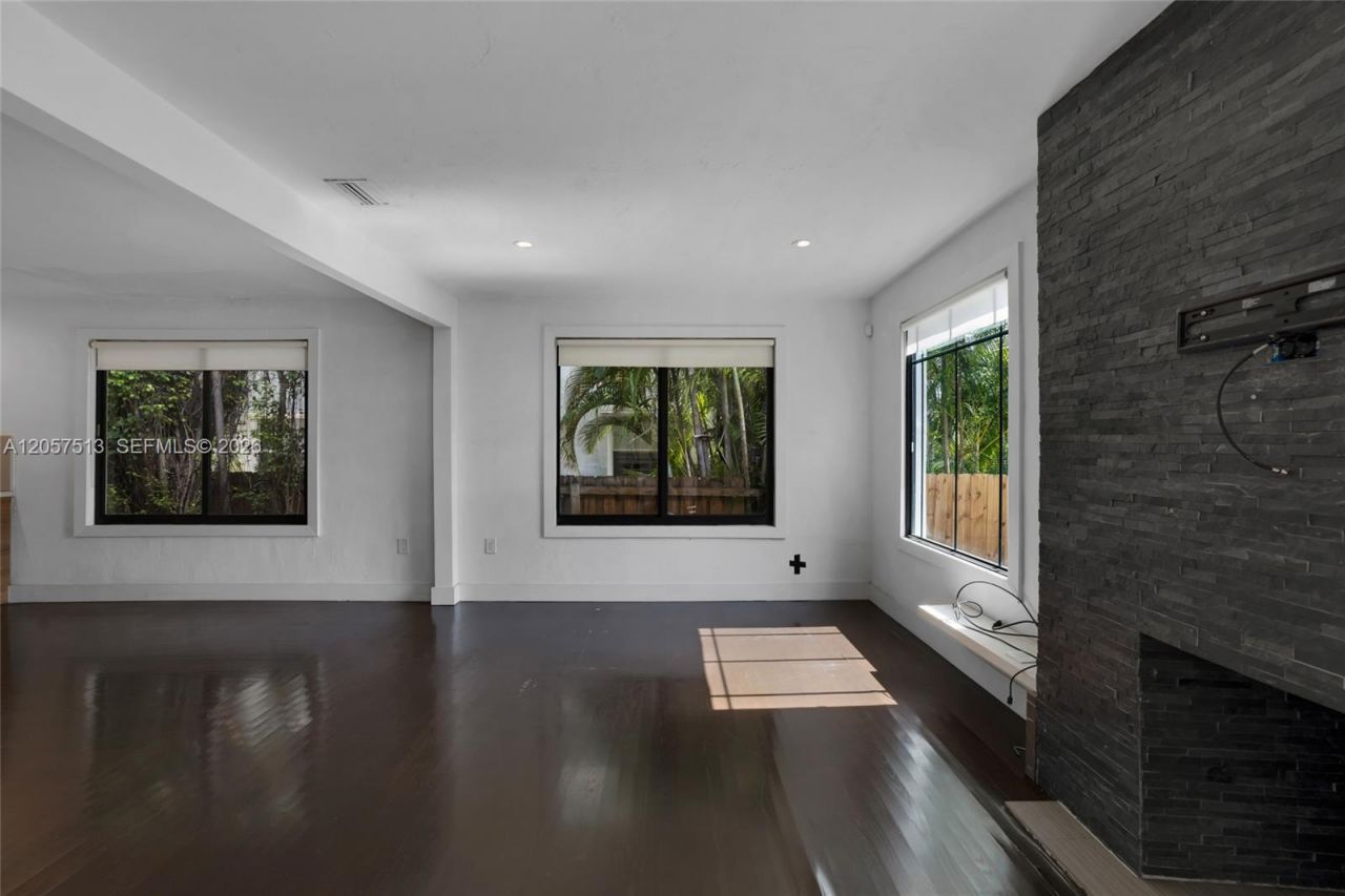7020 NE 5th Ave , Miami, FL 33138 Photo