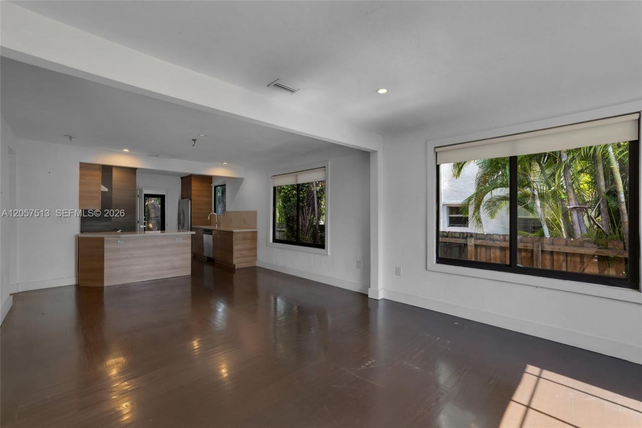 7020 NE 5th Ave , Miami, FL 33138 Photo
