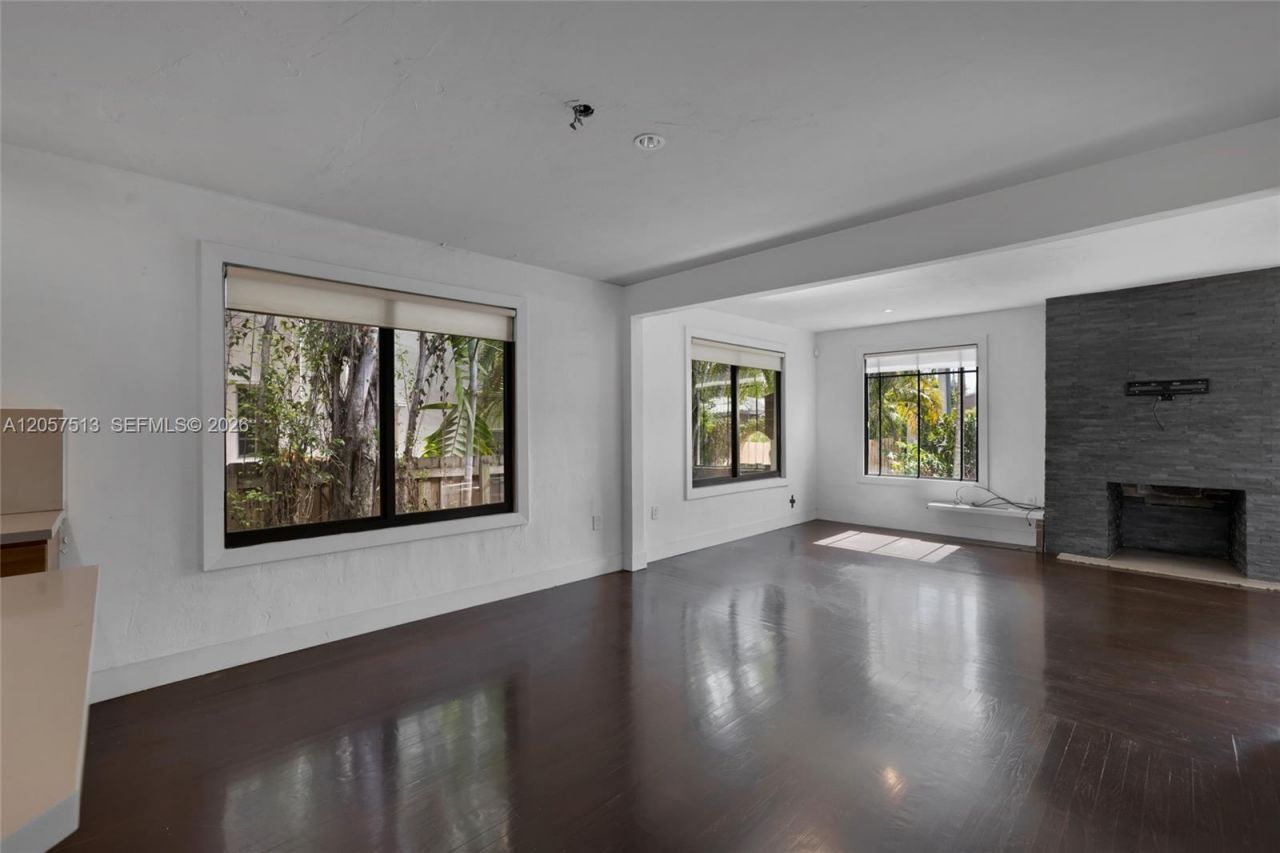 7020 NE 5th Ave , Miami, FL 33138 Photo