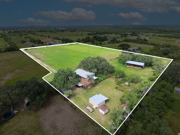 235 County Road 7712, Devine, TX 78016