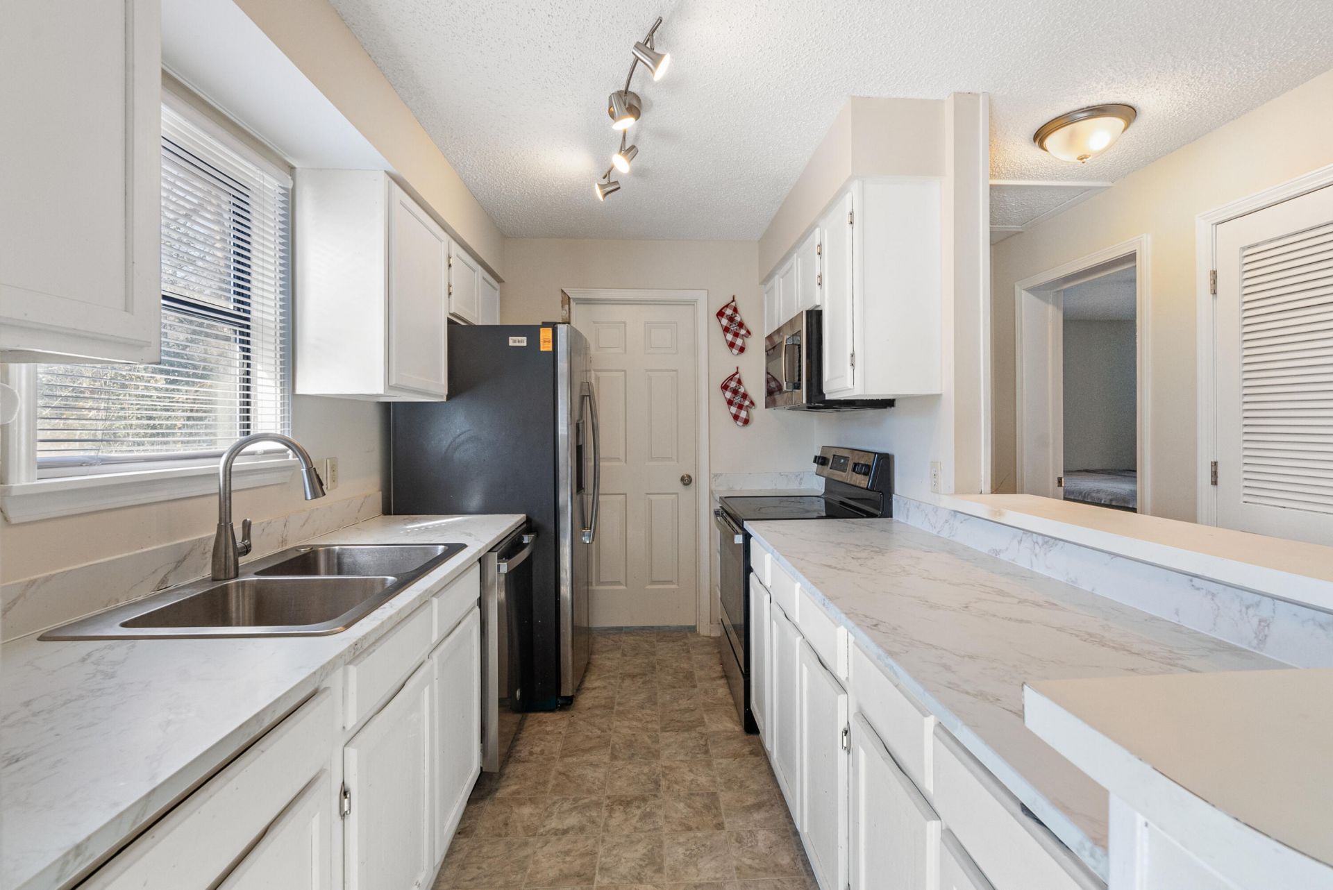 37 Canterbury Court Photo 12