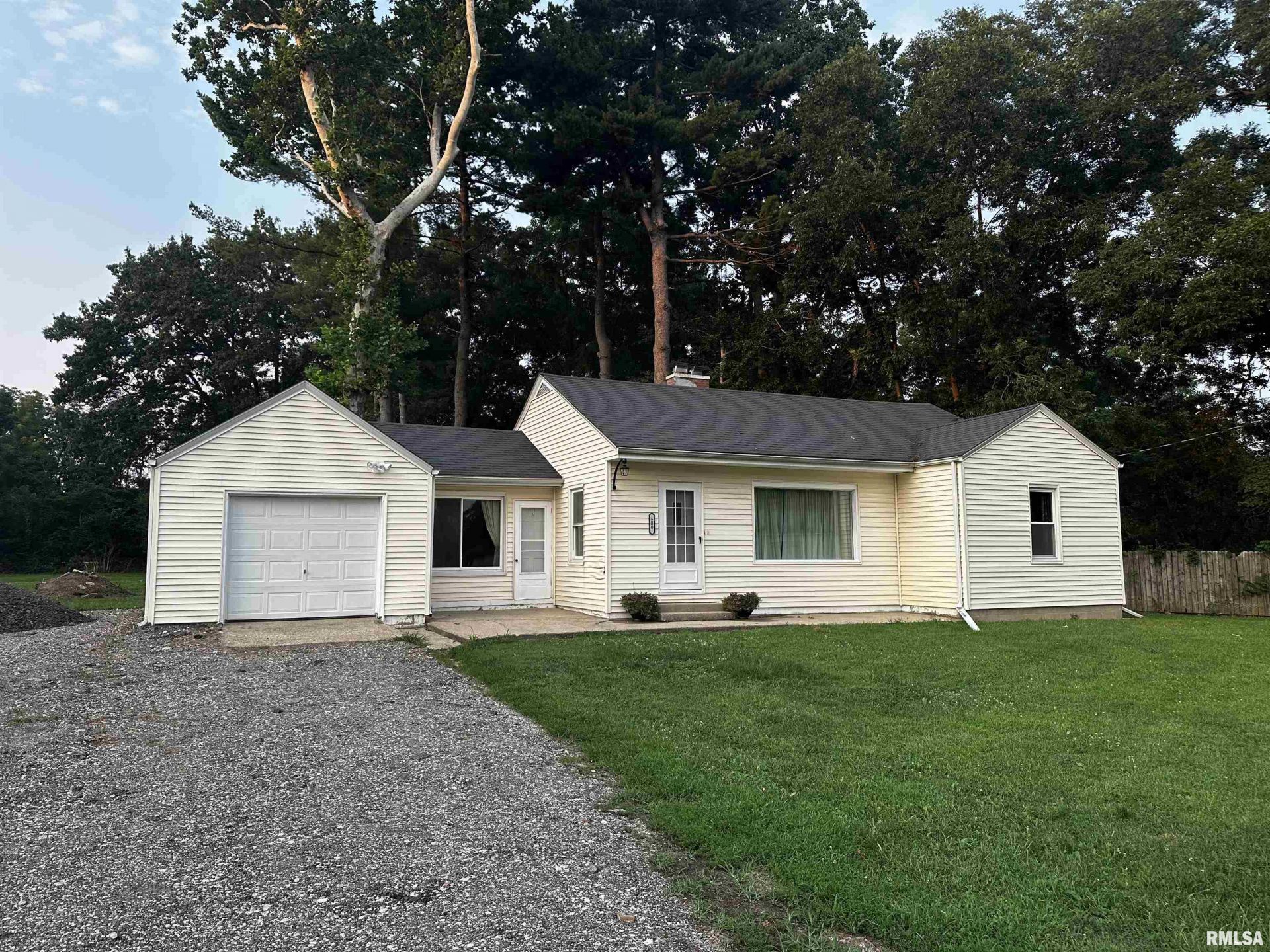 200 N Maple Street, Athens, IL 62613 Main Photo