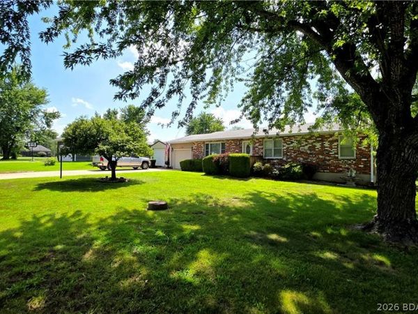 103 Williams Dr , Versailles, MO 65084