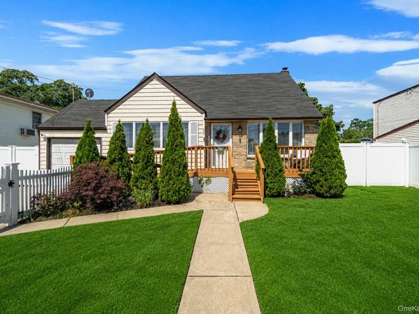 93 Deauville Boulevard , Copiague, NY 11726