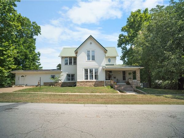 600 W River Street, Ozark, AR 72949