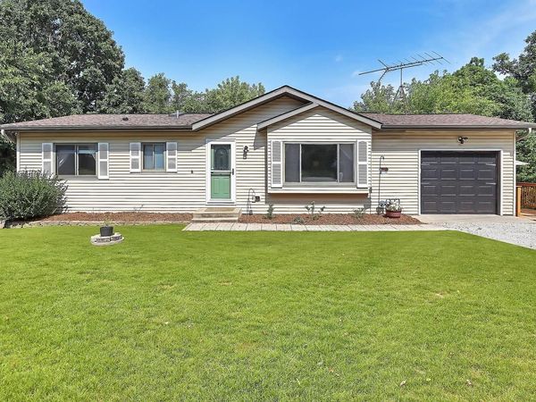2404 N Giles DRIVE, Burlington, WI 53105