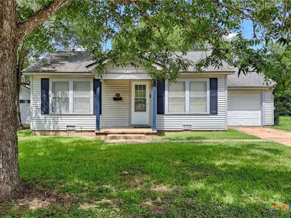 903 N Glendale Street , Hallettsville, TX 77964