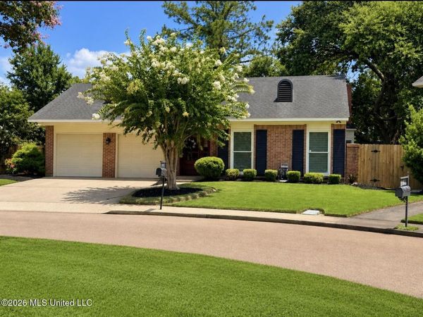 42 Robinwood Place, Jackson, MS 39211