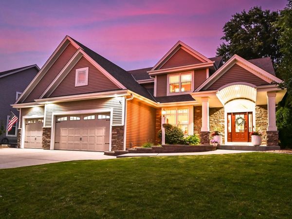 1311 Prairie Creek BOULEVARD, Oconomowoc, WI 53066
