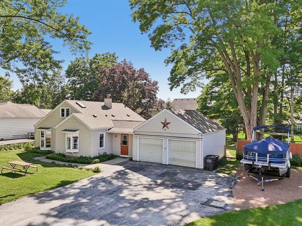 W272N2593 Apple Tree LANE, Pewaukee, WI 53072