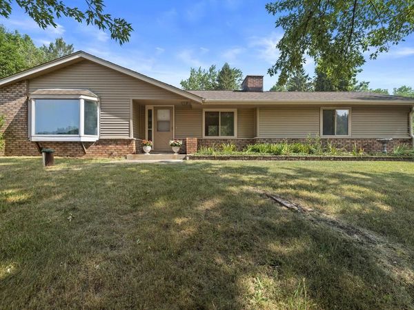S76W31156 Century DRIVE, Mukwonago, WI 53149