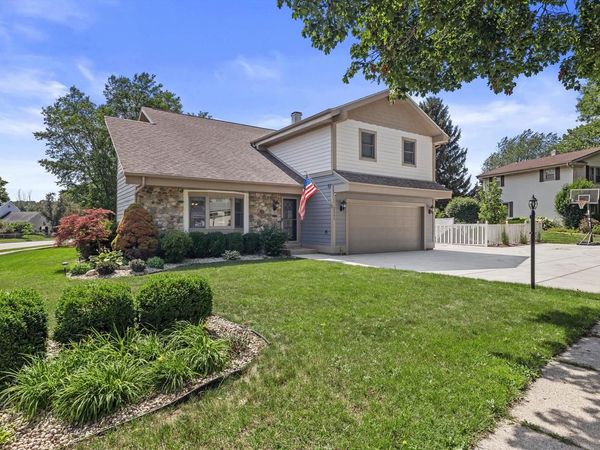 2802 Coventry LANE, Waukesha, WI 53188