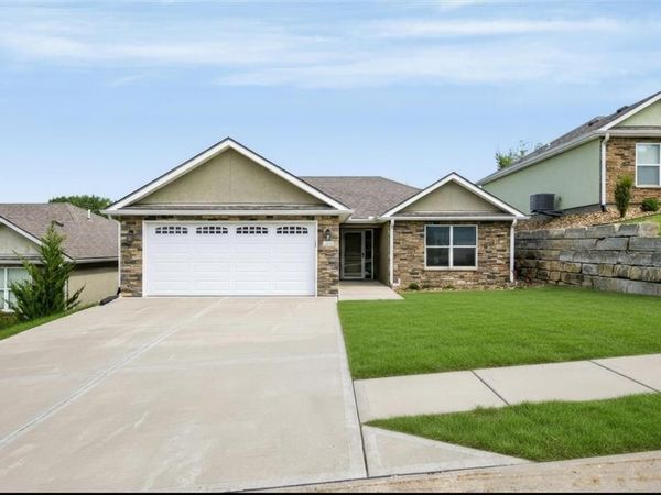 905 Ingleside Drive, Pleasant Hill, MO 64080