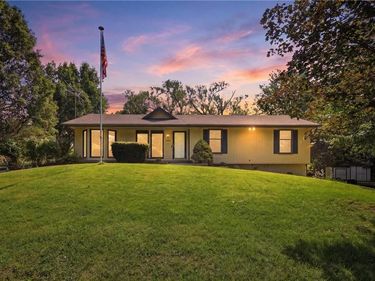 3901 NE Hill Haven Road, Kansas City, MO 64117