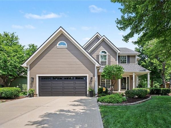 712 Cottonwood Drive, Lansing, KS 66043