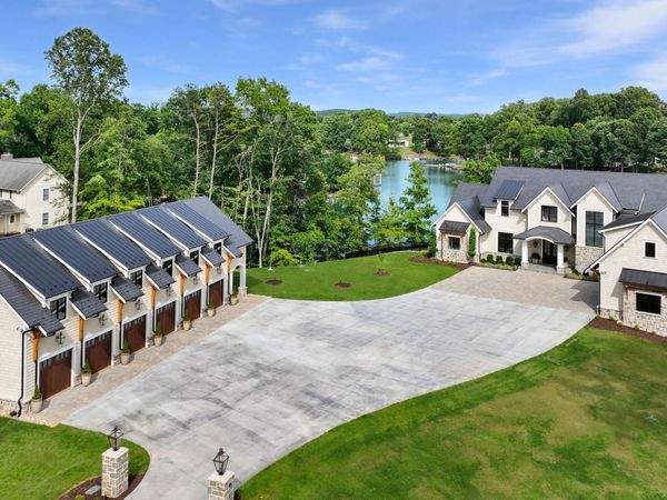 6189 Scruggs RD , Moneta, VA 24121