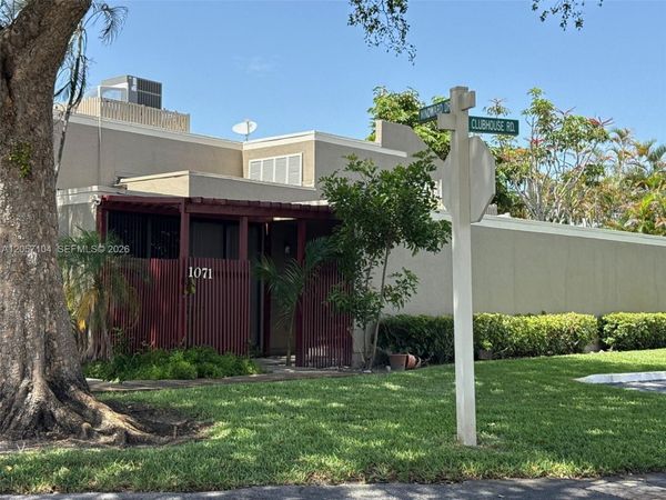 1071 Windward Dr , Pembroke Pines, FL 33026