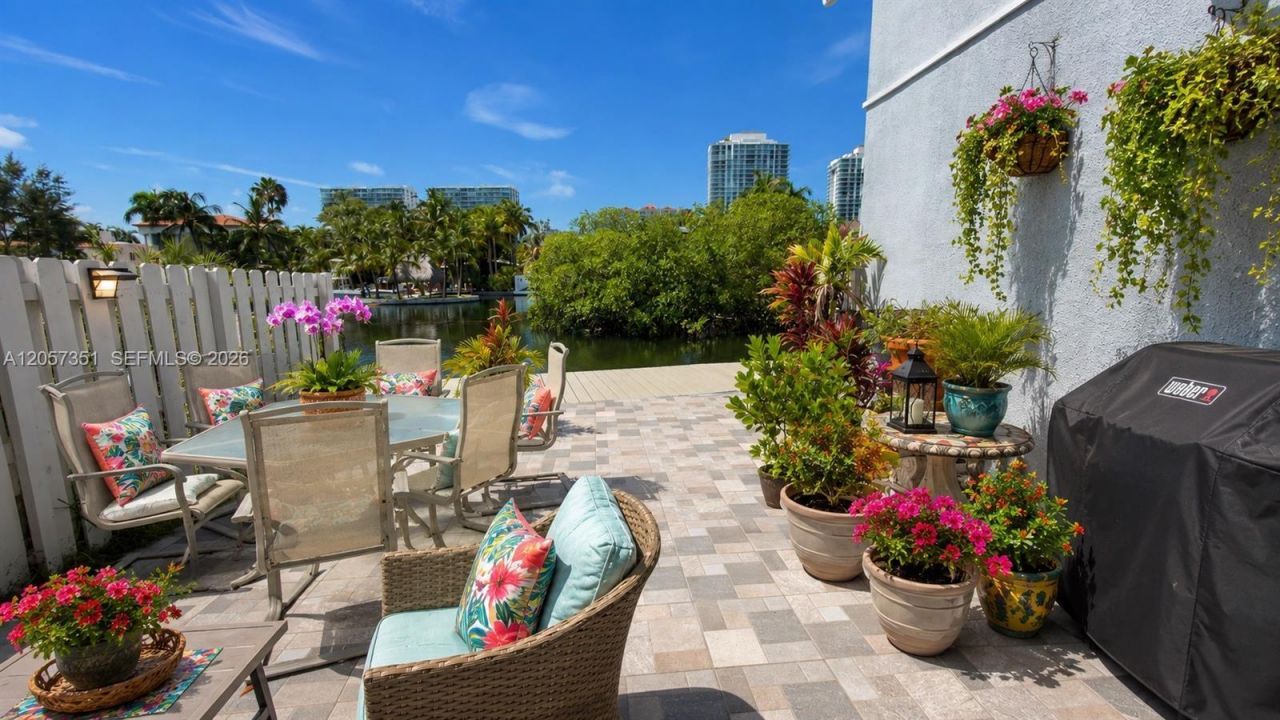329 Poinciana Dr , Unit 909, Sunny Isles Beach, FL 33160 Photo