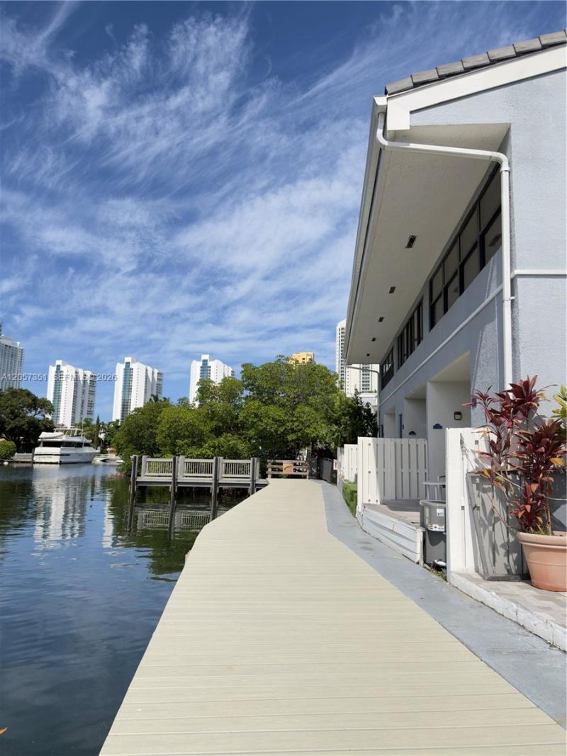 329 Poinciana Dr , Unit 909, Sunny Isles Beach, FL 33160 Photo