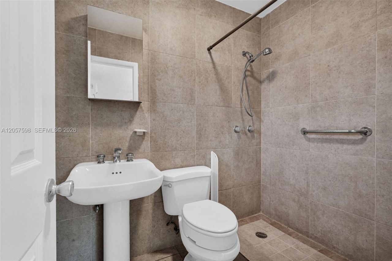 577 NW 90th St, Unit 6, El Portal, FL 33150 Photo