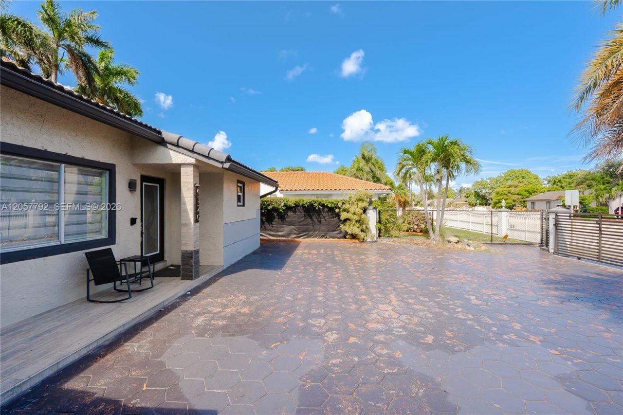 6320 NW 199th St, Hialeah, FL 33015 Photo