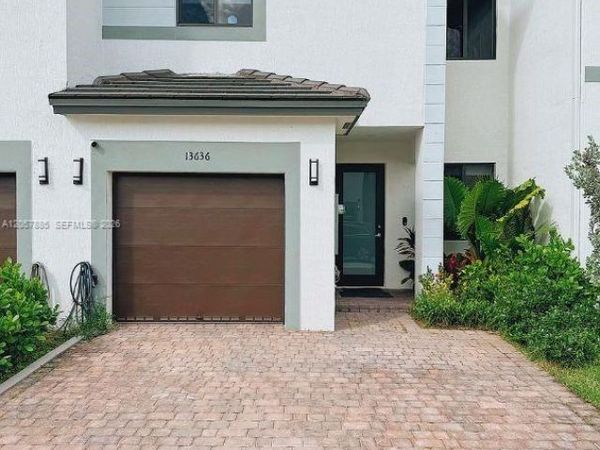 13636 SW 157th Ct , Miami, FL 33196