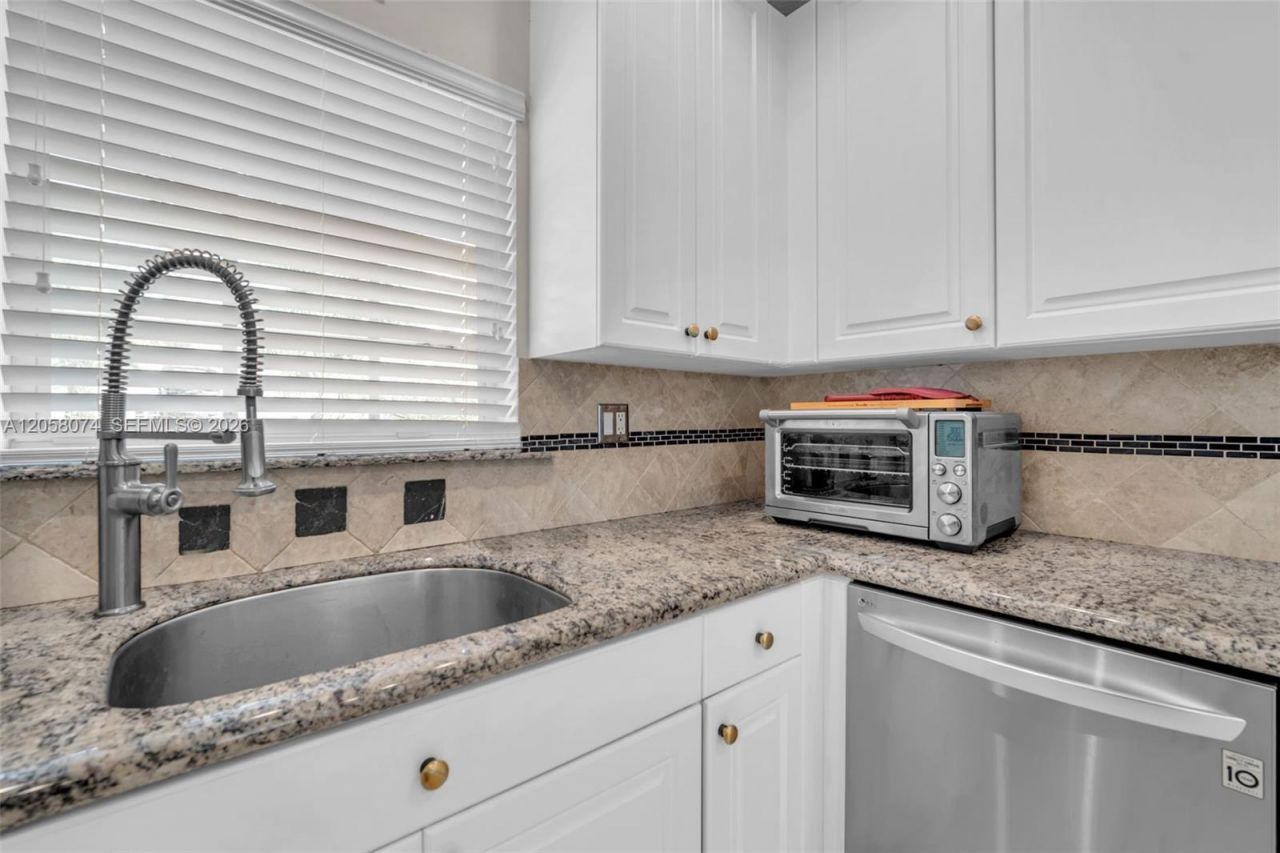 7565 NW 19th Dr, Pembroke Pines, FL 33024 Photo