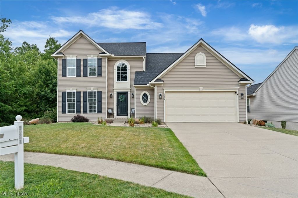 9264 Wellspring Avenue Nw, North Canton, OH 44720 Main Photo