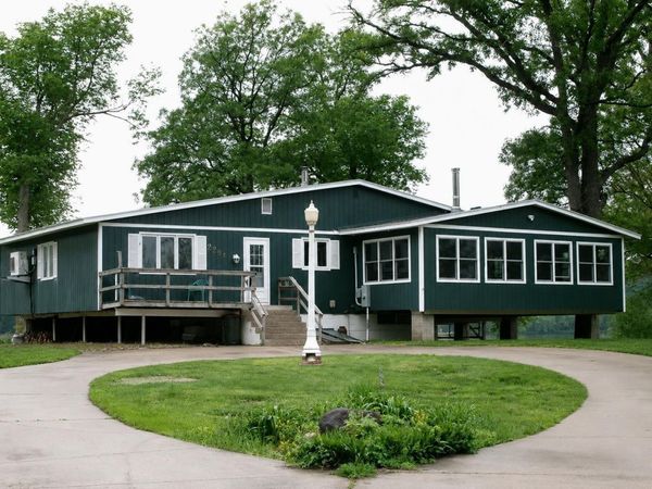 2204 Cottage Row Road, Cedar Falls, IA 50613