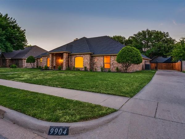 9904 Wandering Way Street, Benbrook, TX 76126