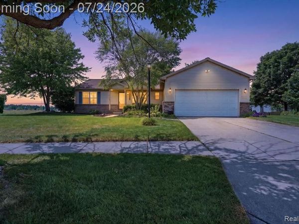 21700 Brookside South Drive, Macomb Twp, MI 48044