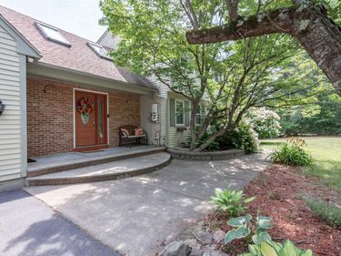 8 Sullivan Road, Hudson, NH 03051