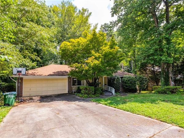2761 Brackenwood Drive , Snellville, GA 30039
