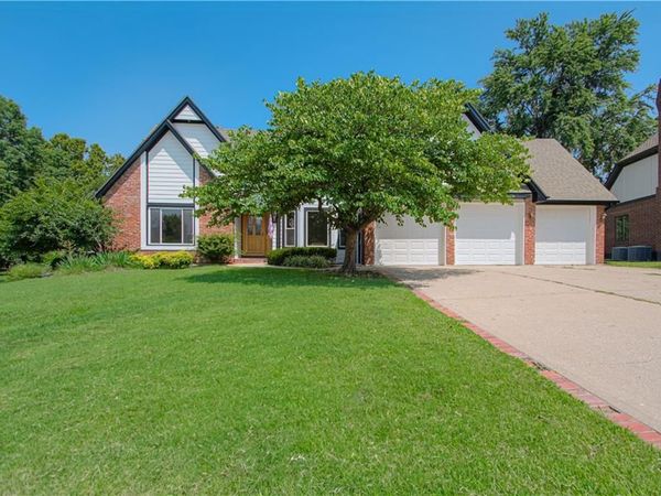 2452 NW Valley View Drive, Lee's Summit, MO 64081