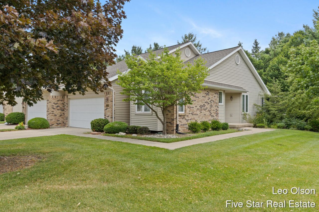 2220 Meadowglen Drive Ne, Unit 7, Grand Rapids, MI 49505 Main Photo