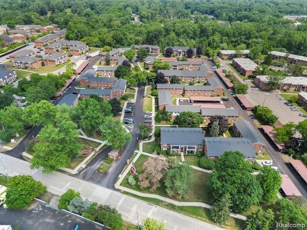 25307 Shiawassee Circle , Southfield, MI 48033