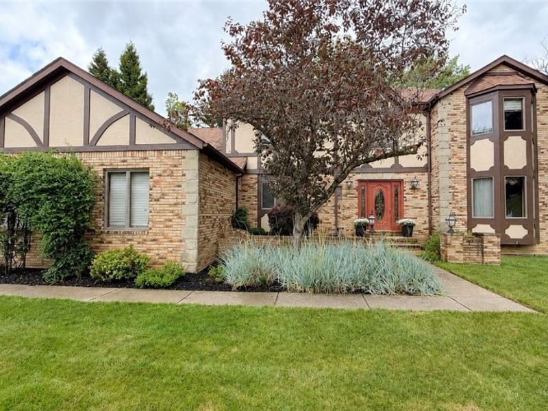 4822 Sweetwater Drive, Brecksville, OH 44141 Photo 2