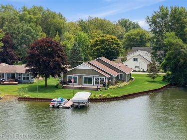 2939 Tamarack Lake Drive, Hamburg Township, Mi 48169
