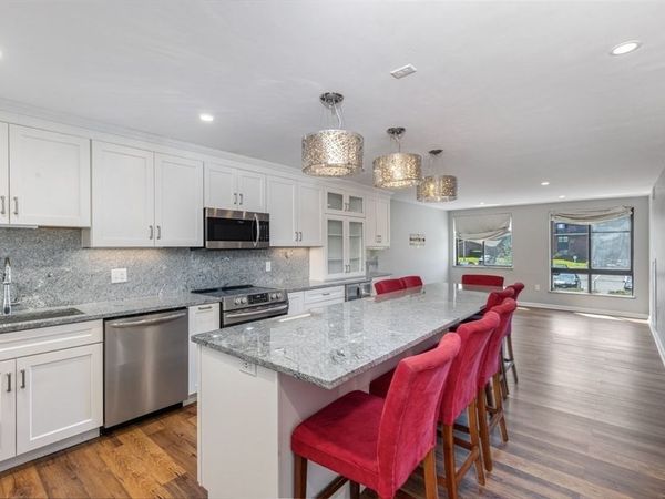 100 Ledgewood Dr, Unit 410, Stoneham, MA 02180