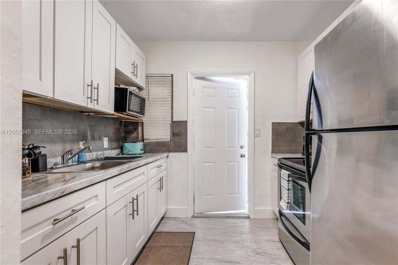 327 NE 55th St, Unit FRONT, Miami, FL 33137 Photo