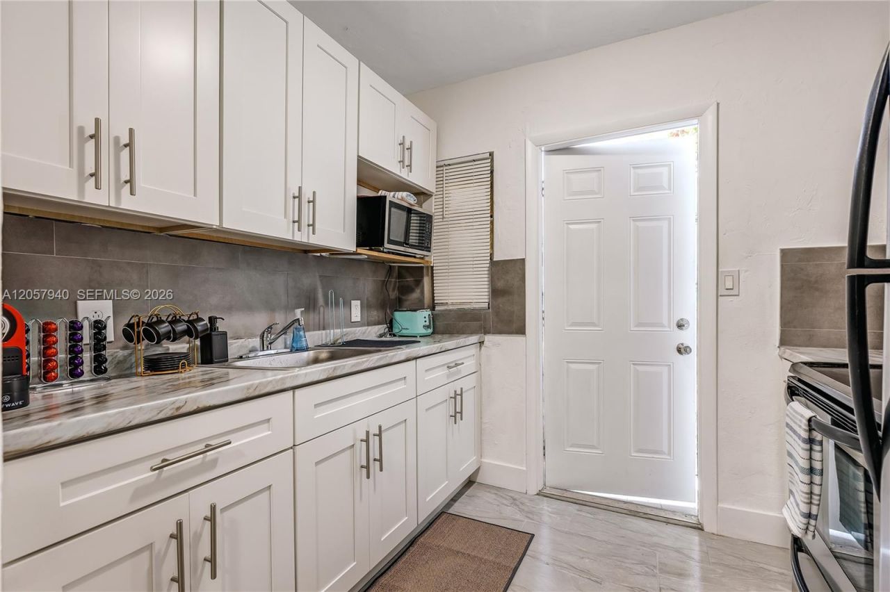327 NE 55th St, Unit FRONT, Miami, FL 33137 Photo