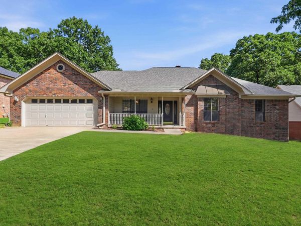 18 Blue Mountain Dr , Maumelle, AR 72113