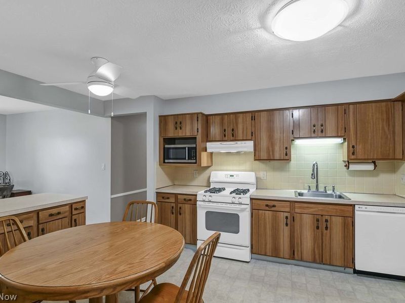 8088 Wesley Drive, Strongsville, OH 44136 Photo 17