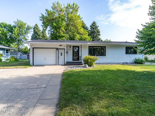 708 28TH Avenue S, Grand Forks, ND 58201