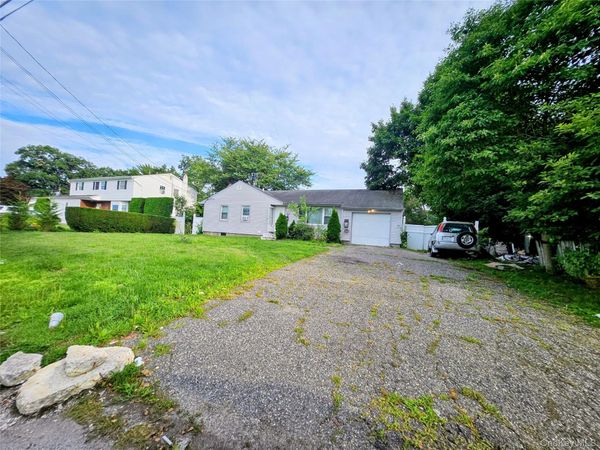 182 New York Avenue , Bay Shore, NY 11706