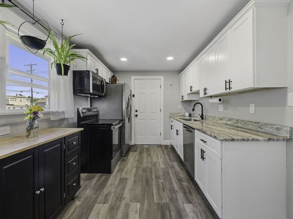 140 Everett St, Easthampton, MA 01027