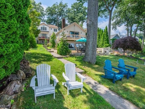 121 Maxim Dr, Hopatcong, NJ 07843