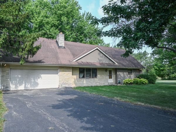 993 Middle Ridge Dr, Richfield, WI 53033