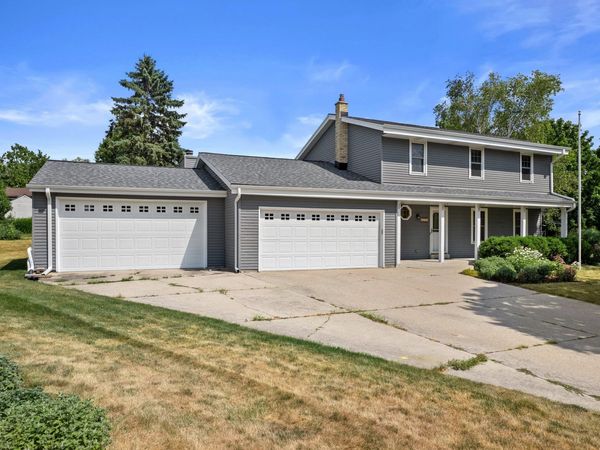 372 Briar Ct, Pewaukee, WI 53072