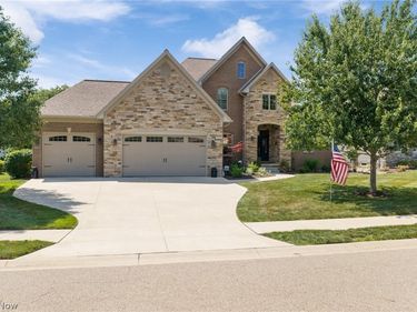 1136 Laurel Green Drive NE, North Canton, OH 44720